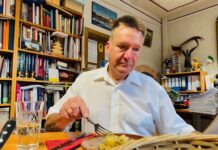 Peter Knierriem lässt es sich schmecken: Der Handkäse ist ein Muss für den Hessen beim spätfrühen Essen. Foto: Lars Preußer
