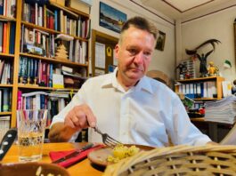 Peter Knierriem l&auml;sst es sich schmecken: Der Handk&auml;se ist ein Muss f&uuml;r den Hessen beim sp&auml;tfr&uuml;hen Essen. Foto: Lars Preu&szlig;er