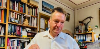 Peter Knierriem lässt es sich schmecken: Der Handkäse ist ein Muss für den Hessen beim spätfrühen Essen. Foto: Lars Preußer