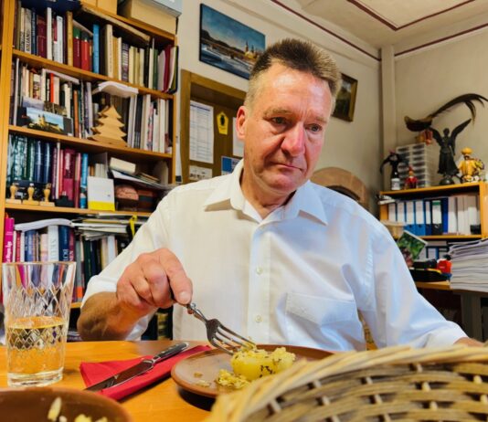 Peter Knierriem l&auml;sst es sich schmecken: Der Handk&auml;se ist ein Muss f&uuml;r den Hessen beim sp&auml;tfr&uuml;hen Essen. Foto: Lars Preu&szlig;er