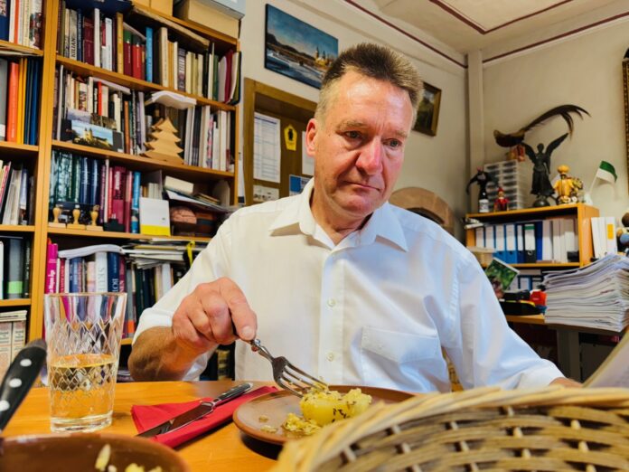 SaSo2 Peter Knierriem lässt es sich schmecken: Der Handkäse ist ein Muss für den Hessen beim spätfrühen Essen. Foto: Lars Preußer
