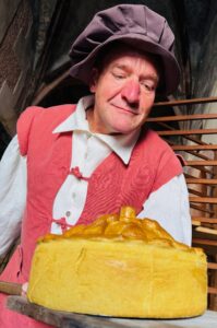 Peter Knierriem in der Rolle des kochenden Sebastian: Der Schlossherr führt die Gäste gern in die Mittelalter-Küche. Foto: Lars Preußer