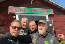 Nach 3000 Kilometern ist der Besuch im ortsansässige Motorradclub in Piteå eine willkommene Abwechslung zum Fahren auf den Oldtimern. Matthias Ruppert, Holger Arndt, Steffen Golm und der Präsident des Clubs. Foto: privat