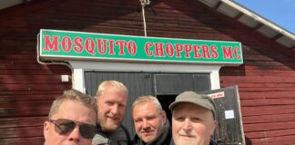Nach 3000 Kilometern ist der Besuch im ortsansässige Motorradclub in Piteå eine willkommene Abwechslung zum Fahren auf den Oldtimern. Matthias Ruppert, Holger Arndt, Steffen Golm und der Präsident des Clubs. Foto: privat