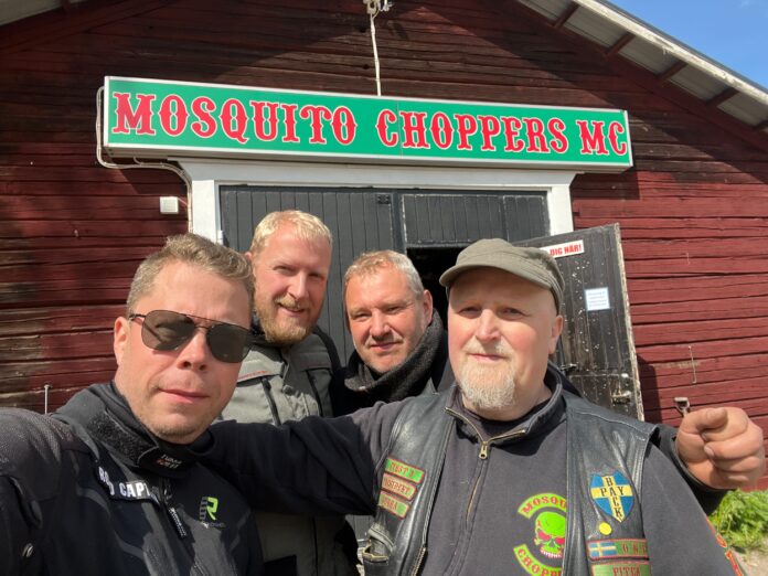 WhatsApp_Image_2025-07-04_at_11.23_.05_1__ Nach 3000 Kilometern ist der Besuch im ortsansässige Motorradclub in Piteå eine willkommene Abwechslung zum Fahren auf den Oldtimern. Matthias Ruppert, Holger Arndt, Steffen Golm und der Präsident des Clubs. Foto: privat