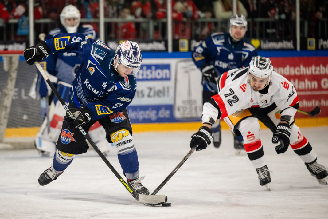 Derby Icefighters Leipzig vs Saale Bulls Halle, Eishockey, Oberliga Nord, 28.12.2024 Immer ein Highlight in den 15 Jahren IceFighters-Historie waren die Derbies gegen die Saale Bulls: Hier sind der Leipziger Jan-Luca Schu- macher und der Hallenser Sergej Stas im Dezember 2024 im Duell. Foto: Christian Modla