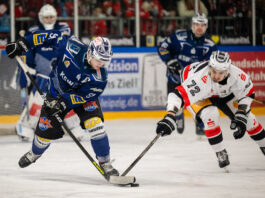 Immer ein Highlight in den 15 Jahren IceFighters-Historie waren die Derbies gegen die Saale Bulls: Hier sind der Leipziger Jan-Luca Schu- macher und der Hallenser Sergej Stas im Dezember 2024 im Duell. Foto: Christian Modla