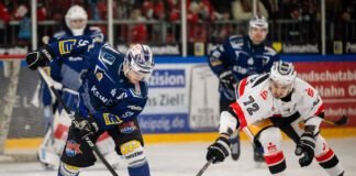 Immer ein Highlight in den 15 Jahren IceFighters-Historie waren die Derbies gegen die Saale Bulls: Hier sind der Leipziger Jan-Luca Schu- macher und der Hallenser Sergej Stas im Dezember 2024 im Duell. Foto: Christian Modla