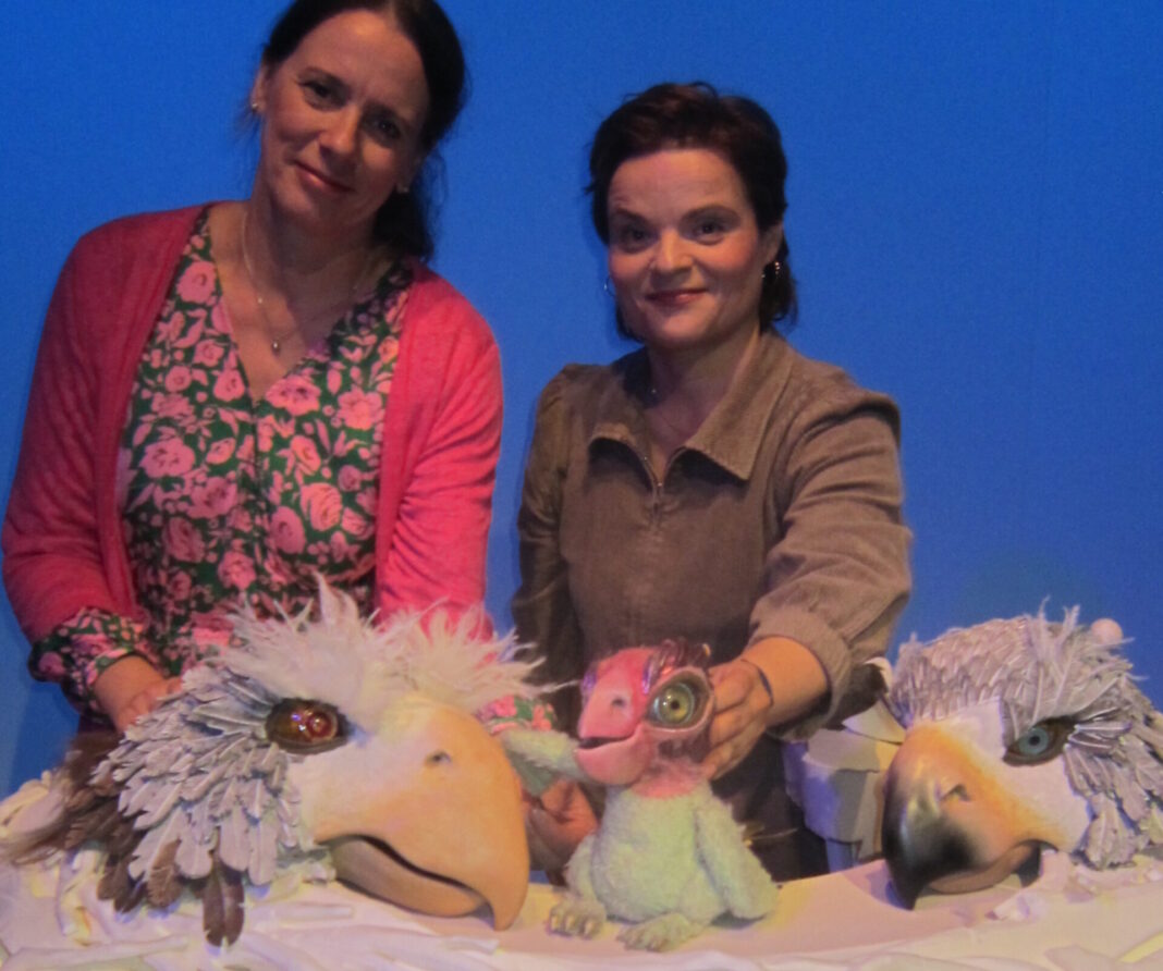 a__tenburher_thrater_004 Sie lassen den kleinen häßlichen Vogel lebendig werden: Susanne Koschig (l.) und Steffi König. Foto: Traudel Thalheim