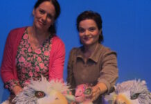 Sie lassen den kleinen häßlichen Vogel lebendig werden: Susanne Koschig (l.) und Steffi König. Foto: Traudel Thalheim