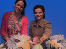 Sie lassen den kleinen h&auml;&szlig;lichen Vogel lebendig werden: Susanne Koschig (l.) und Steffi K&ouml;nig. Foto: Traudel Thalheim
