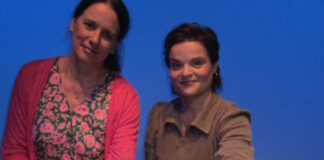 Sie lassen den kleinen häßlichen Vogel lebendig werden: Susanne Koschig (l.) und Steffi König. Foto: Traudel Thalheim