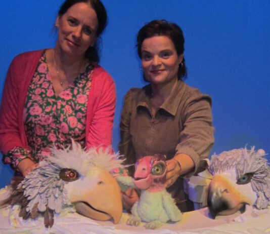 Sie lassen den kleinen h&auml;&szlig;lichen Vogel lebendig werden: Susanne Koschig (l.) und Steffi K&ouml;nig. Foto: Traudel Thalheim