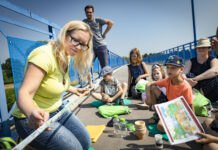 Ganz im Element: Die Georangerin Kerstin Helbig begeistert auf der Rohrbrücke ihre kleinen und großen Zuhörer mit interessanten Experimenten. Foto: Bertram Bölkow