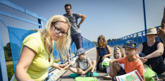 Ganz im Element: Die Georangerin Kerstin Helbig begeistert auf der Rohrbrücke ihre kleinen und großen Zuhörer mit interessanten Experimenten. Foto: Bertram Bölkow