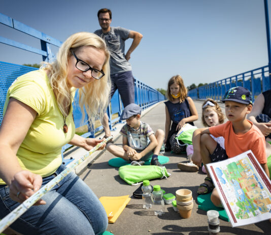 Ganz im Element: Die Georangerin Kerstin Helbig begeistert auf der Rohrbr&uuml;cke ihre kleinen und gro&szlig;en Zuh&ouml;rer mit interessanten Experimenten. Foto: Bertram B&ouml;lkow