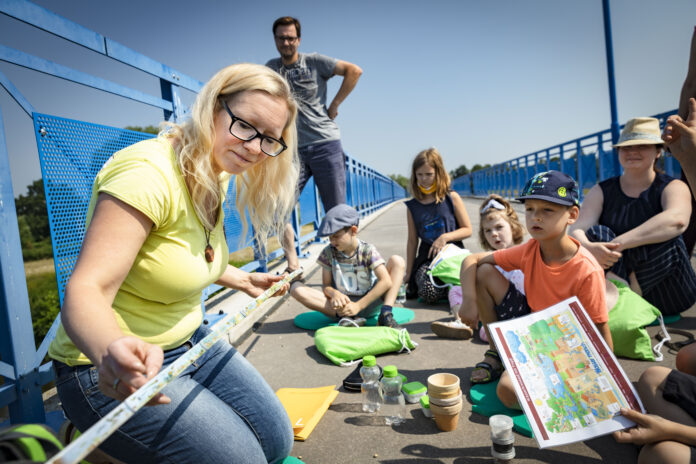 Ganz im Element: Die Georangerin Kerstin Helbig begeistert auf der Rohrbr&uuml;cke ihre kleinen und gro&szlig;en Zuh&ouml;rer mit interessanten Experimenten. Foto: Bertram B&ouml;lkow