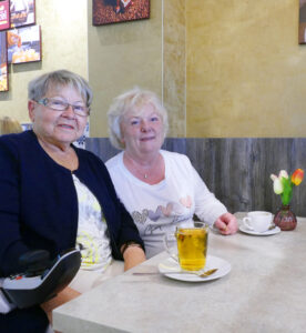 Kaffee trinken oder einkaufen: Gudrun Rübestahl (r.) verbringt regelmäßig Zeit mit Marion Braun. Foto: Diakonie Leipziger Land