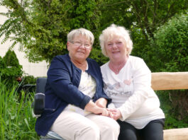 Gudrun R&uuml;bestahl betreut Marion Braun im Rahmen des Besuchs- und Begleitdienstes. Foto: Diakonie Leipziger Land