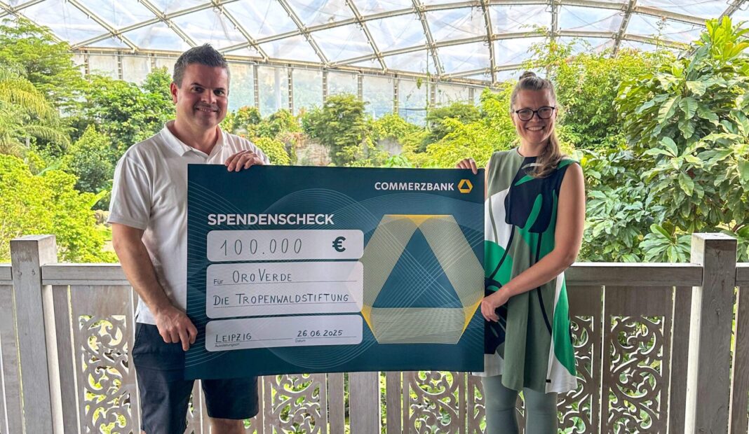 coupons.de_Scheckuebergabe_Gruene-Gutscheine_OroVerde_ 100000 Euro für den tropischen Regenwald: Der entsprechende Grüne-Gutscheine-Spendenscheck wurde im Gondwanaland an Melissa Brosig von der Stiftung Oro Verde übergeben. Foto: Coupons4U