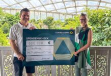 100000 Euro für den tropischen Regenwald: Der entsprechende Grüne-Gutscheine-Spendenscheck wurde im Gondwanaland an Melissa Brosig von der Stiftung Oro Verde übergeben. Foto: Coupons4U