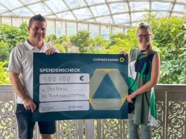 100000 Euro f&uuml;r den tropischen Regenwald: Der entsprechende Gr&uuml;ne-Gutscheine-Spendenscheck wurde im Gondwanaland an Melissa Brosig von der Stiftung Oro Verde &uuml;bergeben. Foto: Coupons4U
