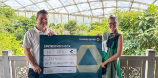 100000 Euro für den tropischen Regenwald: Der entsprechende Grüne-Gutscheine-Spendenscheck wurde im Gondwanaland an Melissa Brosig von der Stiftung Oro Verde übergeben. Foto: Coupons4U