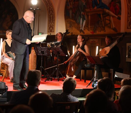 Ein Gipfeltreffen in Auerbachs Keller: Zum 500. Jubi&auml;um des Gasthauses wurde das Singspiel &bdquo;Bachs Faust&ldquo; aufgef&uuml;hrt. Foto: Gert Mothes/Bachfest