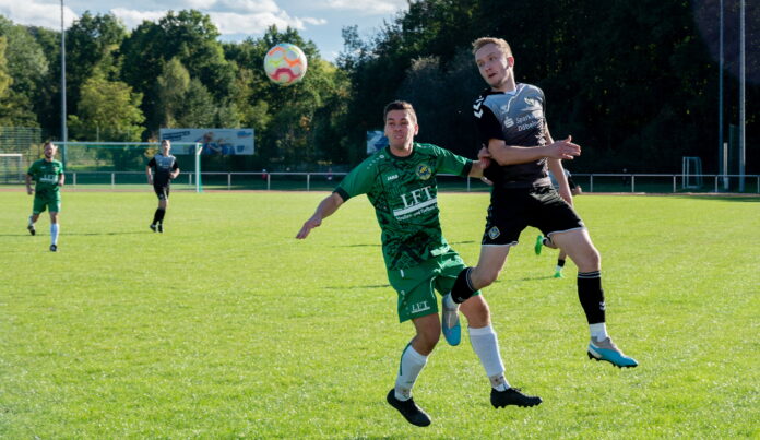 Fußball, Döbelner SC - Traktor Mochau Fußball, Döbelner SC Markus Draßdo (r.) peilt mit den DSC-Kickern beim Derby beim SV Trak- tor Mochau einen erfolgreichen Saisonauftakt an. Foto: Dietmar Thomas