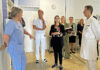Tina Rudolph (m.) im Gespräch mit Stationsleiterin Anja Groppel (l.) und Chefarzt Prof. Dr. Matthias Aurich (r.) Foto: Yvette Otto