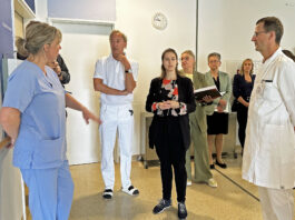 Tina Rudolph (m.) im Gespr&auml;ch mit Stationsleiterin Anja Groppel (l.) und Chefarzt Prof. Dr. Matthias Aurich (r.) Foto: Yvette Otto