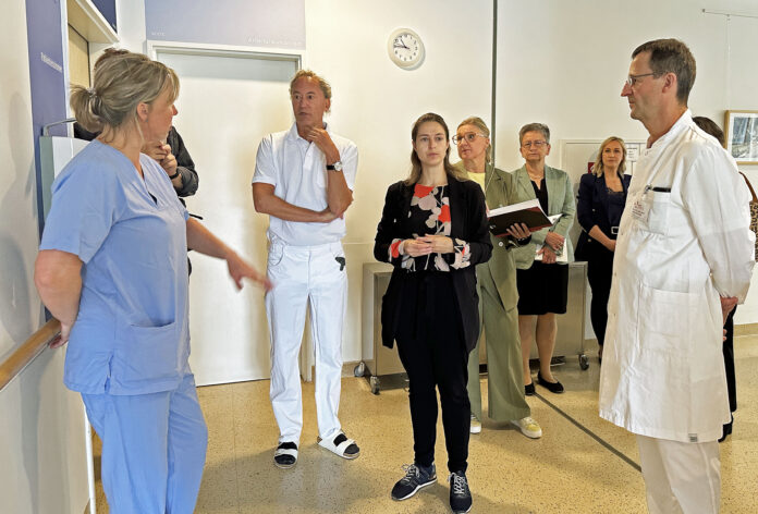 11-2025_Besuch_Staatssekret__rin_Rudolph__3___1_ Tina Rudolph (m.) im Gespräch mit Stationsleiterin Anja Groppel (l.) und Chefarzt Prof. Dr. Matthias Aurich (r.) Foto: Yvette Otto