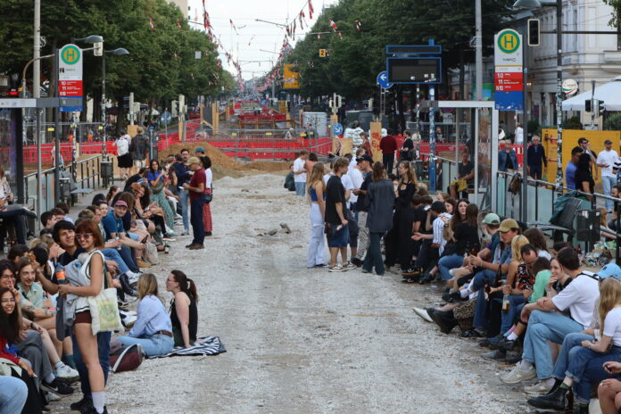 Baustellen-Party an der Karli Bilder wie diese soll es nicht mehr geben: Auf dem Südplatz soll verstärkt kontrolliert werden. Foto: Dirk Knofe