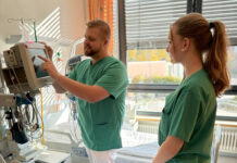 Hauptpraxisanleiter Philipp Teich zeigt einer Auszubildenden, wie man die Vitalzeichen misst. Foto: SKH Altscherbitz