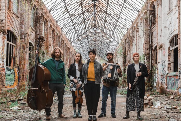Band Bittet beim Grünauer Kultursommer zur Balkanmusik: Die Band Herje Mine. Foto: Herje Mine
