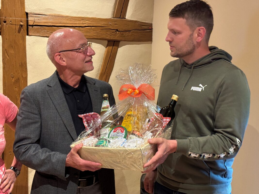 Tom Bauch (r.), Geschäftsführender Vorsitzender des Kreisbauernverbandes Altenburg e.V., übergibt einen Präsentkorb mit Lebensmitteln, die im Altenburger Land ihren Ursprung haben, an Landrat Uwe Melzer (CDU). Foto: Gunter Auer