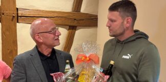 Tom Bauch (r.), Geschäftsführender Vorsitzender des Kreisbauernverbandes Altenburg e.V., übergibt einen Präsentkorb mit Lebensmitteln, die im Altenburger Land ihren Ursprung haben, an Landrat Uwe Melzer (CDU). Foto: Gunter Auer