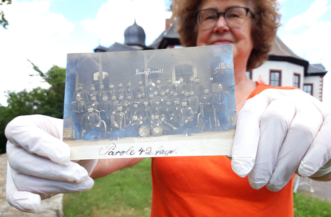 Feldpost_SabineHofmann_BurgPosterstein-1_WEB Historikerin Sabine Hofmann zeigt eine Feldpostkarte aus der Sammlung Klaus Köhler, Wettelswalde. Foto: PM