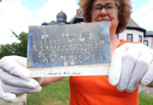 Historikerin Sabine Hofmann zeigt eine Feldpostkarte aus der Sammlung Klaus Köhler, Wettelswalde. Foto: PM