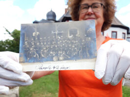Historikerin Sabine Hofmann zeigt eine Feldpostkarte aus der Sammlung Klaus K&ouml;hler, Wettelswalde. Foto: PM