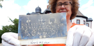 Historikerin Sabine Hofmann zeigt eine Feldpostkarte aus der Sammlung Klaus Köhler, Wettelswalde. Foto: PM