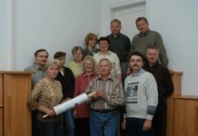 Diese sechs Familien haben vor 20 Jahren den Heimat- verein Döbernitz gegründet. Foto: : Heimatverein Döbernitz