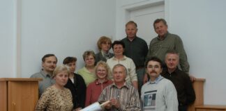 Diese sechs Familien haben vor 20 Jahren den Heimat- verein Döbernitz gegründet. Foto: : Heimatverein Döbernitz