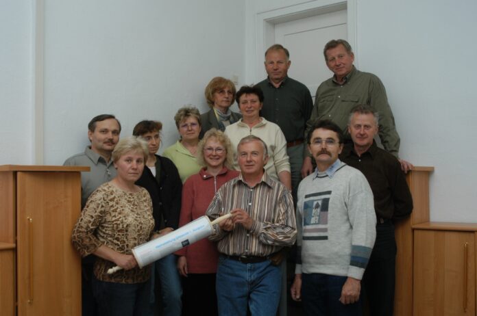 Gr__nderfamilien Diese sechs Familien haben vor 20 Jahren den Heimat- verein Döbernitz gegründet. Foto: : Heimatverein Döbernitz