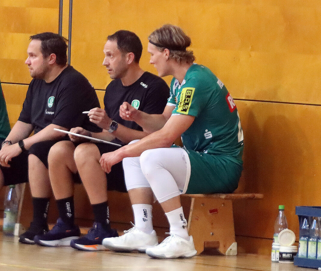 Handballtestspiel SC DHFK - Dessau/Ro§lau in der Kleinen Arena in Leipzig Hoffnungsträger in Grün-Weiß: Cheftrainer Raúl Alonso (M.) und Rückraumstratege Blaer Hinriksson (l.) Foto: André Kempner