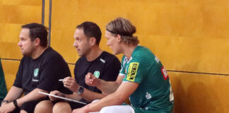 Hoffnungsträger in Grün-Weiß: Cheftrainer Raúl Alonso (M.) und Rückraumstratege Blaer Hinriksson (l.) Foto: André Kempner