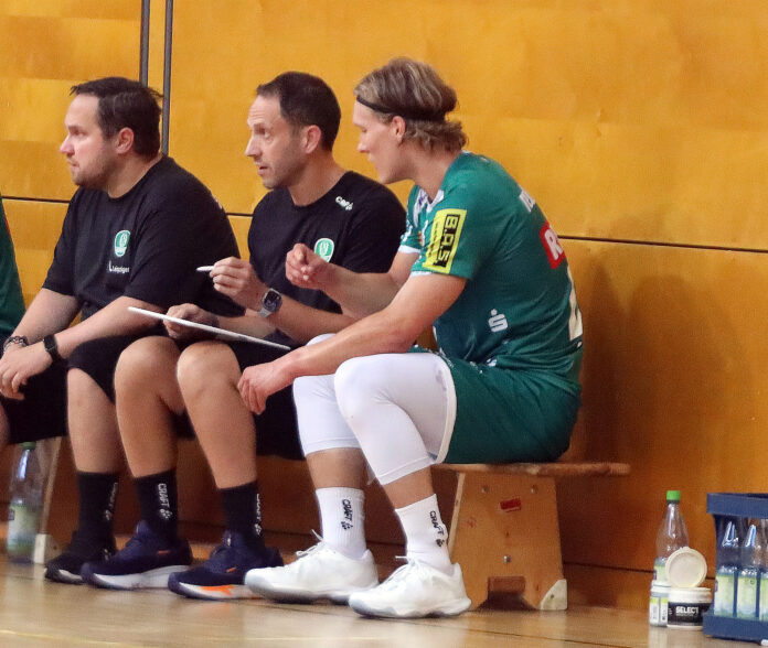 Handballtestspiel SC DHFK - Dessau/Ro§lau in der Kleinen Arena in Leipzig Hoffnungsträger in Grün-Weiß: Cheftrainer Raúl Alonso (M.) und Rückraumstratege Blaer Hinriksson (l.) Foto: André Kempner