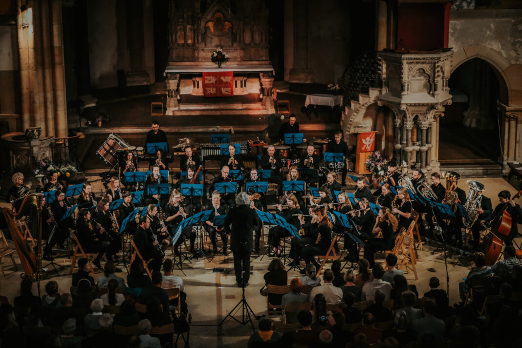 Bühne frei zur Konzertpremiere: In der St. Lucas Kirche Leipzig spielte das Ensemble „Harmonia“ zum ersten Mal vor Publikum auf. Foto: Max Lukowsky