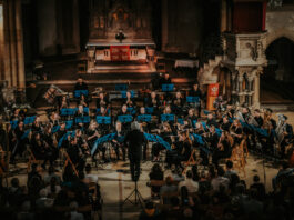 B&uuml;hne frei zur Konzertpremiere: In der St. Lucas Kirche Leipzig spielte das Ensemble &bdquo;Harmonia&ldquo; zum ersten Mal vor Publikum auf. Foto: Max Lukowsky