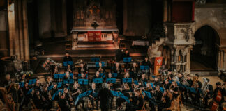 Bühne frei zur Konzertpremiere: In der St. Lucas Kirche Leipzig spielte das Ensemble „Harmonia“ zum ersten Mal vor Publikum auf. Foto: Max Lukowsky